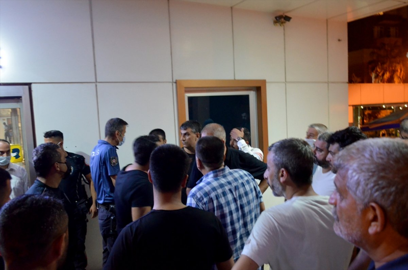 Hasta yakınları doktorları darp etti